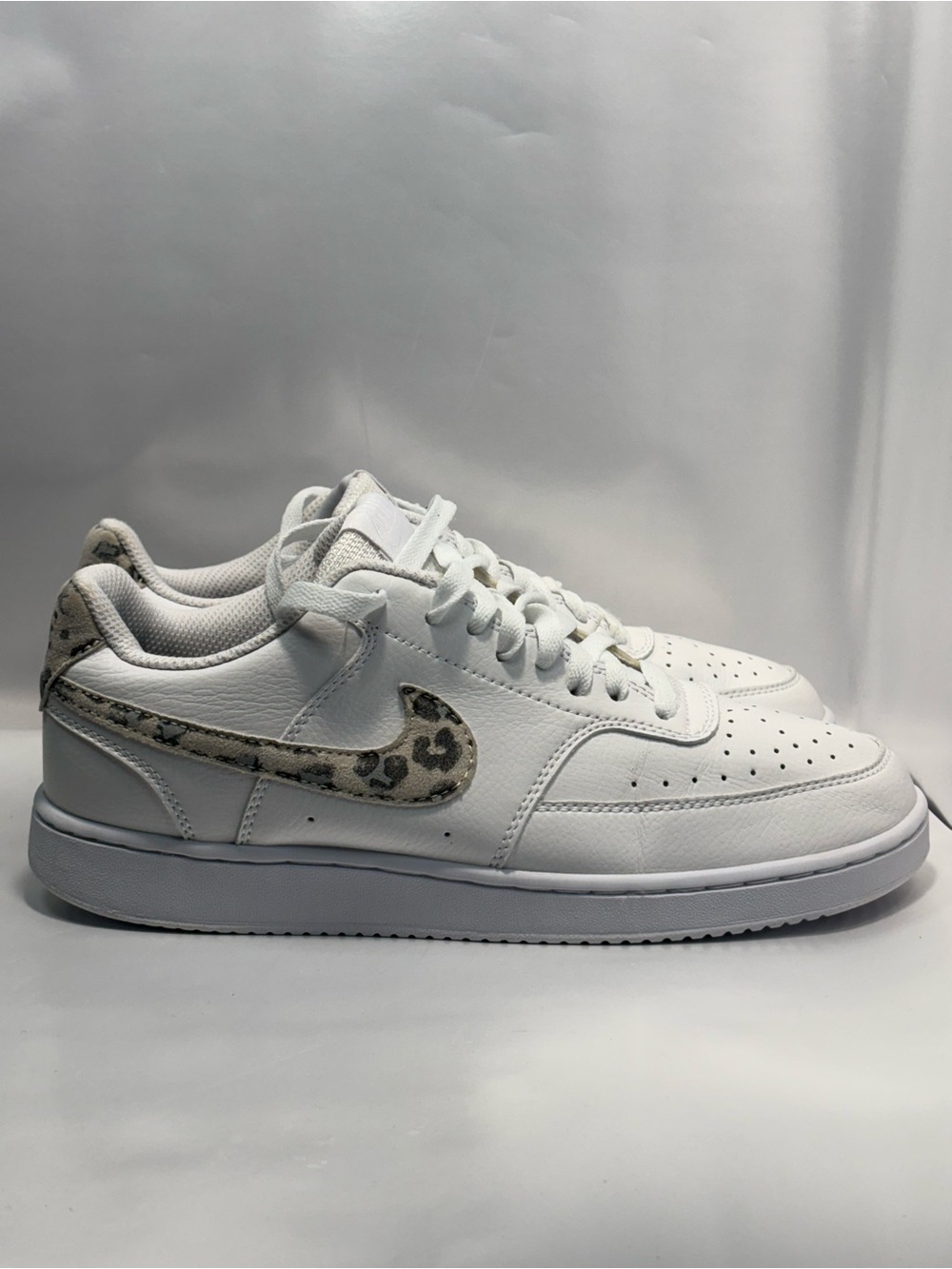 Nike Women’s Size 7 Court Vision Low White Sneakers Leopard Swoosh FJ5437-133 - Picture 4 of 11